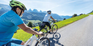 Zwei Frauen mit E-Bike auf Landstrasse