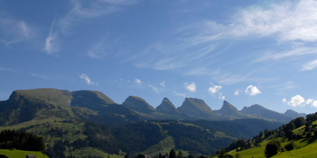 Bergkette bei Sonnenschein