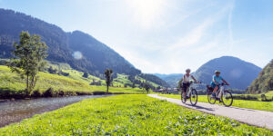 Zwei Frauen mit E-Bike auf Landstrasse