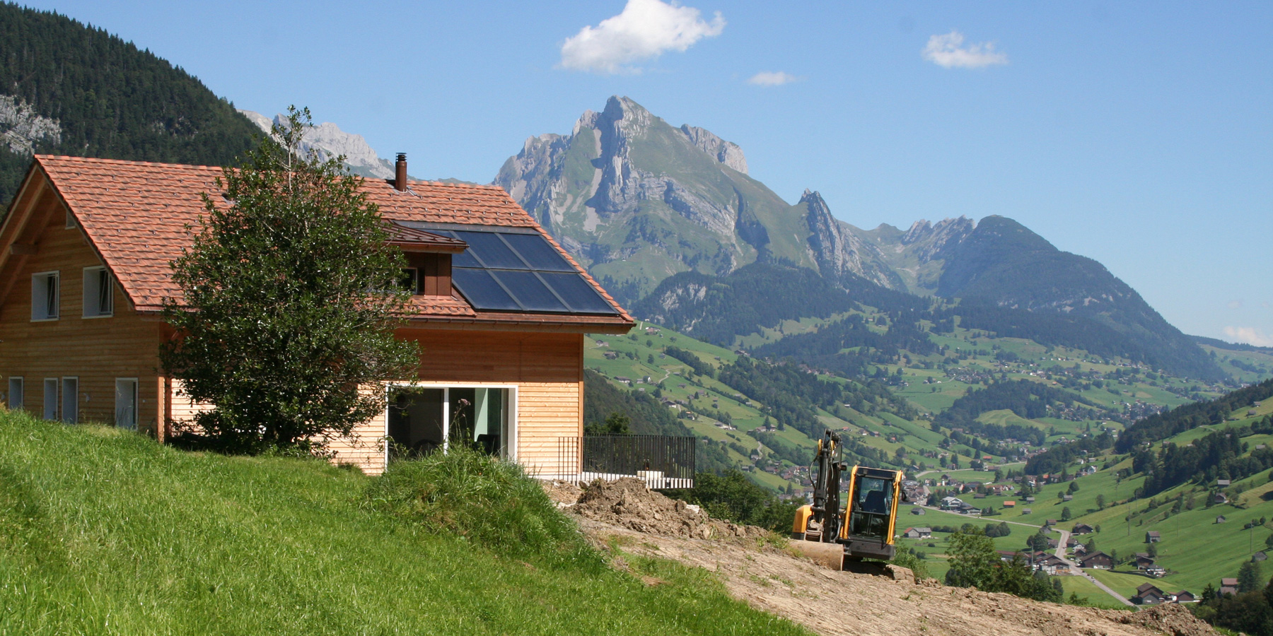 Einfamilienhaus mit Berg im Hintergrund