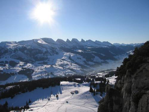 Verschneite Churfirsten an einem sonnigen Wintertag