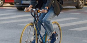 Junge Frau, die mit dem Velo zur Arbeit fährt