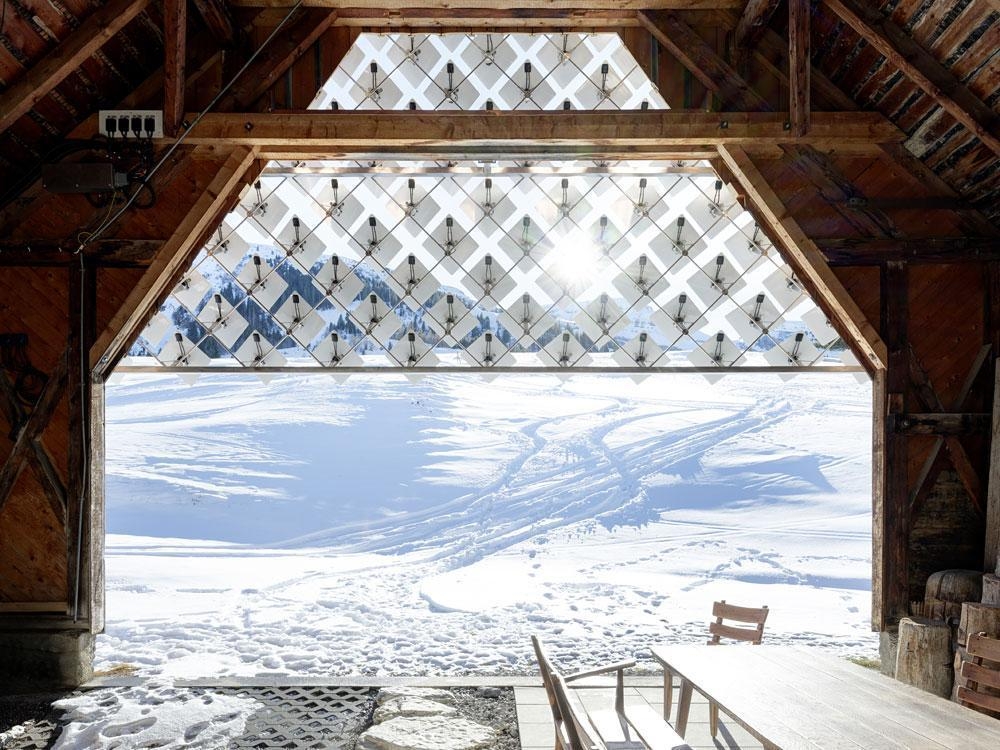 Die PV-Anlage an der Südfassade deckt einen Teil der ehemaligen Ausfahrt aus dem Skilifthaus.