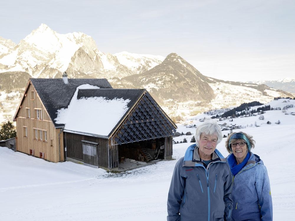 Thomas und Margareta Greber vor ihrem umgebauten Ferienhaus, dem ehemaligen Skilifthaus Stöfeli auf Iltios.