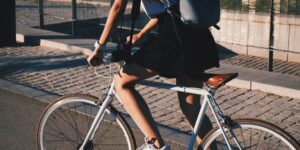 Frau fährt auf dem Velo zur Arbeit